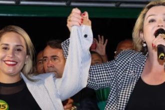Prefeita eleita em Araruama em 2024, Daniela (esquerda), é prima da então prefeita, Lívia (direita)