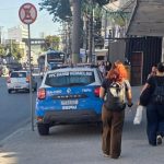 Carro do 1º BPM (Venda da Cruz) parado sobre a calçada da Avenida Presidente Kennedy, no Centro de São Gonçalo