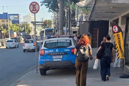 Carro do 1º BPM (Venda da Cruz) parado sobre a calçada da Avenida Presidente Kennedy, no Centro de São Gonçalo
