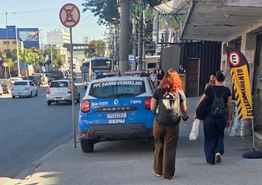 Carro do 1º BPM (Venda da Cruz) parado sobre a calçada da Avenida Presidente Kennedy, no Centro de São Gonçalo