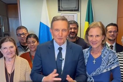 Crivella festeja com a equipe em vídeo postado nas redes sociais