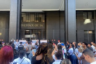 Servidores e colaboradores do programa Rio Sem LGBTfobia realizaram um protesto em frente ao TJRJ nesta quinta-feira (02)