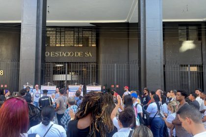 Servidores e colaboradores do programa Rio Sem LGBTfobia realizaram um protesto em frente ao TJRJ nesta quinta-feira (02)