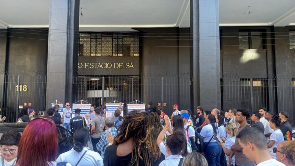 Servidores e colaboradores do programa Rio Sem LGBTfobia realizaram um protesto em frente ao TJRJ nesta quinta-feira (02)