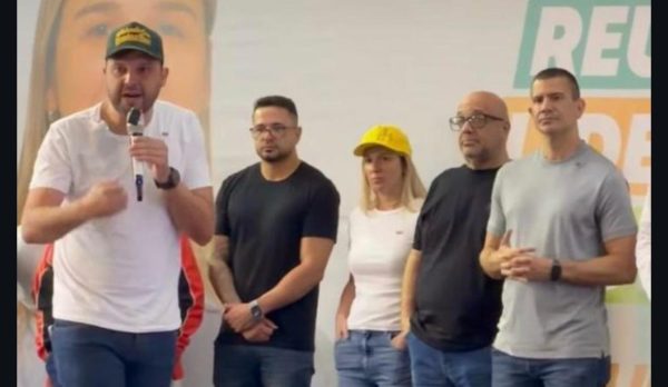 Licença? Só do crachá da Alerj: afastado por motivos de saúde, deputado Júlio Rocha segue em campanha eleitoral — e ao lado do presidente da Casa