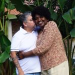 Washington Quaquá beija o rosto de Benedita da Silva em gesto que simboliza a reconciliação do PT fluminense
