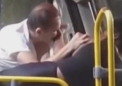 Momento da briga entre motorista de ônibus e passageira — Foto: Reprodução/ TV Globo