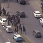 Viaturas na Avenida Brasil após tiroteio no Muquiço — Foto: Reprodução/TV Globo