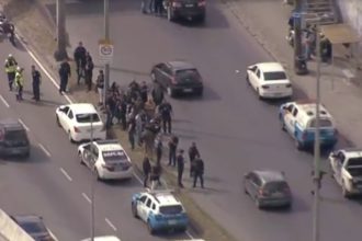 Viaturas na Avenida Brasil após tiroteio no Muquiço — Foto: Reprodução/TV Globo