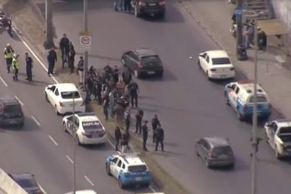 Viaturas na Avenida Brasil após tiroteio no Muquiço — Foto: Reprodução/TV Globo