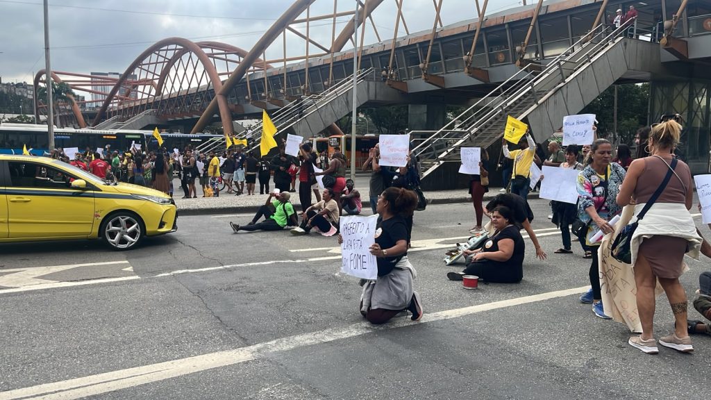 Comerciantes protestam contra nova medida de fiscalização nas praias e fecham rua em frente à Prefeitura do Rio