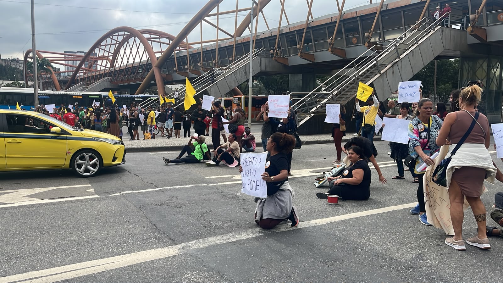 Comerciantes protestam contra nova medida de fiscalização nas praias e fecham rua em frente à Prefeitura do Rio