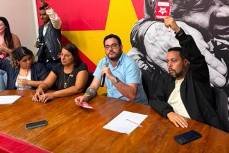 O presidente Diego Quaquá conduz a reunião do diretório estadual do PT que escolheu Quaquá como coordenador da campanha de Lula no Rio