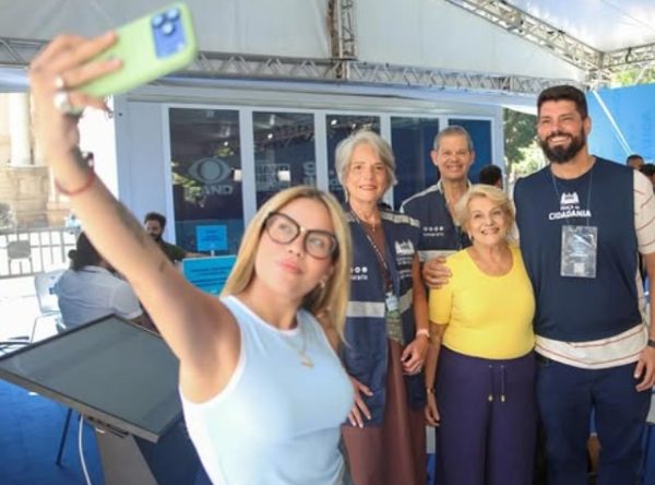Andresa Maria Ferreira Lins, filha do deputado Dionísio e da vereadora Vera. demissão