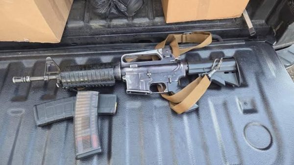 Fuzil pertencente à Polícia Militar foi encontrado dentro de um veículo no condomínio de Márcio Canella