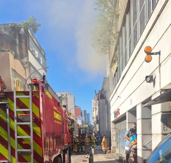 Incêndio no Hotel Atlântico Prime mobilizou equipes dos Bombeiros, Guarda Municipal, CET-Rio e Light