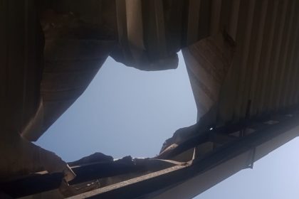 Granada lançada por drone abriu um buraco no telhado da Associação de Moradores do Parque Dois Irmãos, em Curicica