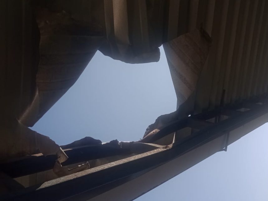 Granada lançada por drone abriu um buraco no telhado da Associação de Moradores do Parque Dois Irmãos, em Curicica