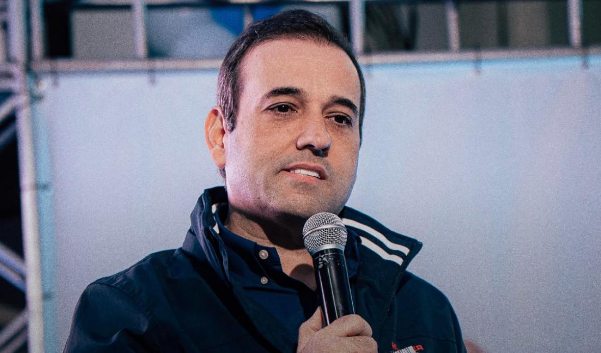 André Português, o czar do impulsionamento, gastou mais que o PL, o maior partido do Congresso Nacional, em anúncios veiculados nas redes sociais nos últimos três meses