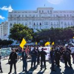 Protesto de ambulantes em frente ao Copacabana Palace — Foto: Divulgação