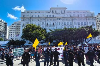 Protesto de ambulantes em frente ao Copacabana Palace — Foto: Divulgação