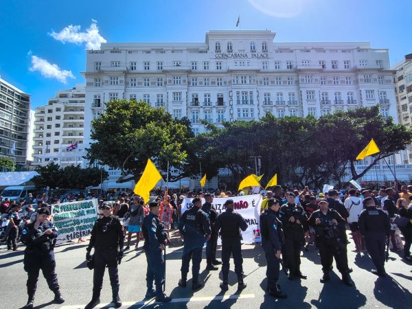 Protesto de ambulantes em frente ao Copacabana Palace — Foto: Divulgação