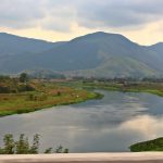 O Rio Guandu, na Área de Proteção Ambiental do Guandu, visto da BR-493, em Japeri