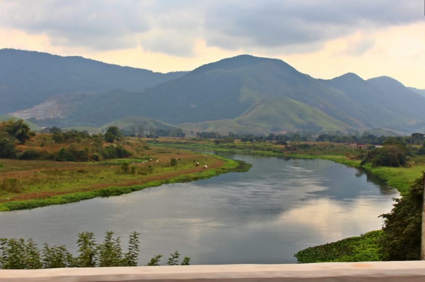 O Rio Guandu, na Área de Proteção Ambiental do Guandu, visto da BR-493, em Japeri