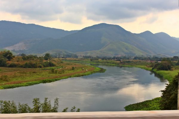 O Rio Guandu, na Área de Proteção Ambiental do Guandu, visto da BR-493, em Japeri