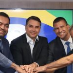 Da chapa lançada em fevereiro, só resistem Flávio Bolsonaro e Douglas Ruas