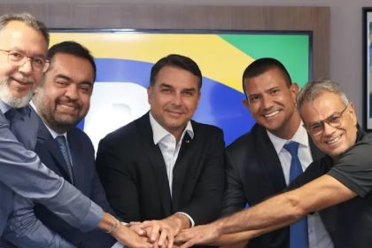 Da chapa lançada em fevereiro, só resistem Flávio Bolsonaro e Douglas Ruas