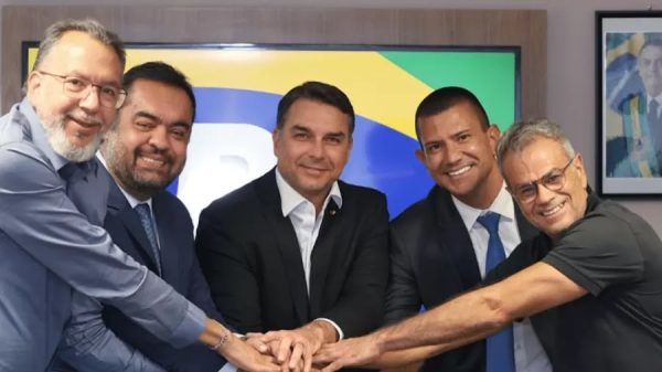 Da chapa lançada em fevereiro, só resistem Flávio Bolsonaro e Douglas Ruas