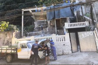 Equipes da Seop iniciaram a demolição de um prédio construído sem licença na Estrada do Joá