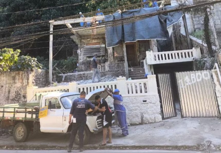 Equipes da Seop iniciaram a demolição de um prédio construído sem licença na Estrada do Joá