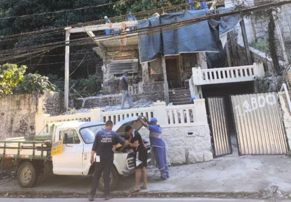Equipes da Seop iniciaram a demolição de um prédio construído sem licença na Estrada do Joá