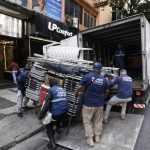 Agentes removendo estruturas em depósitos de Copacabana