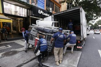 Agentes removendo estruturas em depósitos de Copacabana