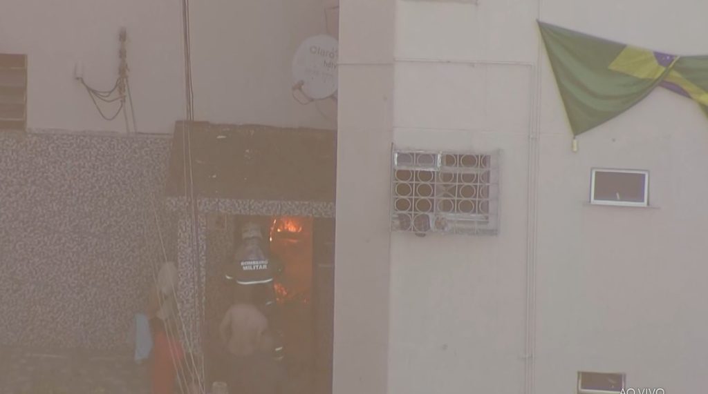 Bombeiros retiram moradores de prédio atingido por incêndio às margens da Avenida Brasil, em Irajá 62 WhatsApp Image 2026 07 27 at 07.02.17