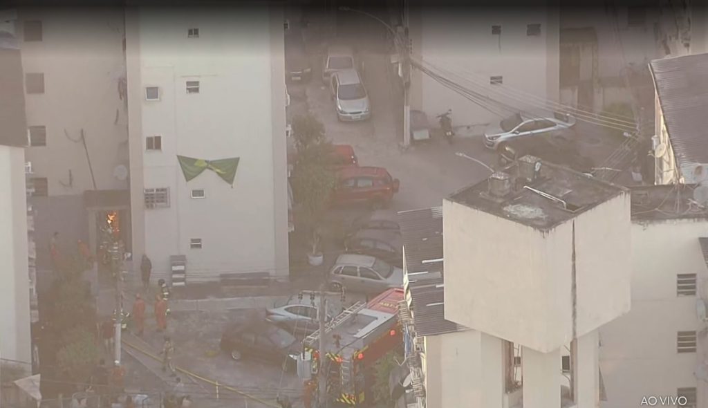 Bombeiros retiram moradores de prédio atingido por incêndio às margens da Avenida Brasil, em Irajá