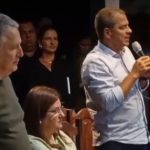 O prefeito de Campos, Frederico Paes discursa, ao lado de Rosinha e Anthony Garotinho, em evento na Barra da Tijuca