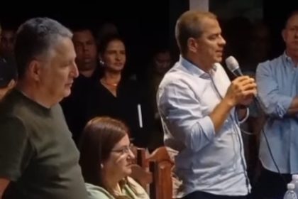 O prefeito de Campos, Frederico Paes discursa, ao lado de Rosinha e Anthony Garotinho, em evento na Barra da Tijuca