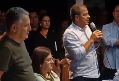 O prefeito de Campos, Frederico Paes discursa, ao lado de Rosinha e Anthony Garotinho, em evento na Barra da Tijuca