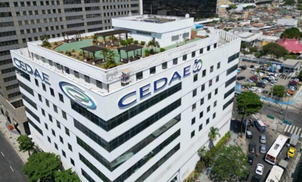 A Cedae perdeu R$ 515,6 milhões em aplicações no Banco Master e em acordos judiciais, e registrou prejuízo operacional em 2025