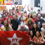 A turma do diretório estadual do PT reunida no diretório no dia da aprovação da chapa para as eleições 2026