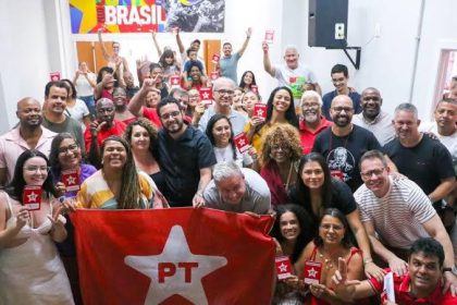 A turma do diretório estadual do PT reunida no diretório no dia da aprovação da chapa para as eleições 2026