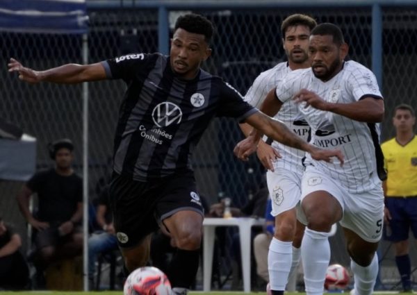 Resende e Americano se enfrentando pelo primeiro jogo da final do Campeonato Carioca A2
