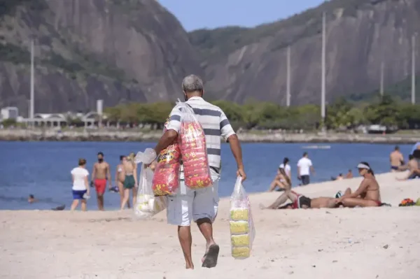 Praias da Zona Sul vão passar a ter fiscalização 24h para combater atuação de ambulantes clandestinos
