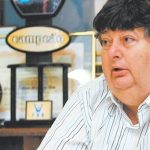 O prefeito de Volta Redonda, Antônio Francisco Neto, foi condenado pelo TCE-RJ a devolver R$ 3,28 milhões aos cofres públicos, de forma solidária com a ex-secretária Rosemari Machado Vilela, por contrato firmado em 2016 para hospedagem de idosos em um resort de Teresópolis.