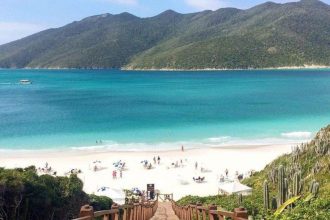 Vista de Arraial do Cabo. TCE-RJ manteve suspenso o chamamento público de R$ 50,5 milhões da prefeitura por apontar falhas de transparência no processo.