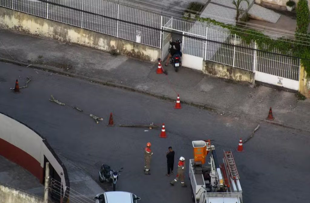 Três pessoas morrem eletrocutadas e uma fica gravemente ferida na Cidade de Deus; polícia investiga se a descarga elétrica foi provocada pela ventania no Rio